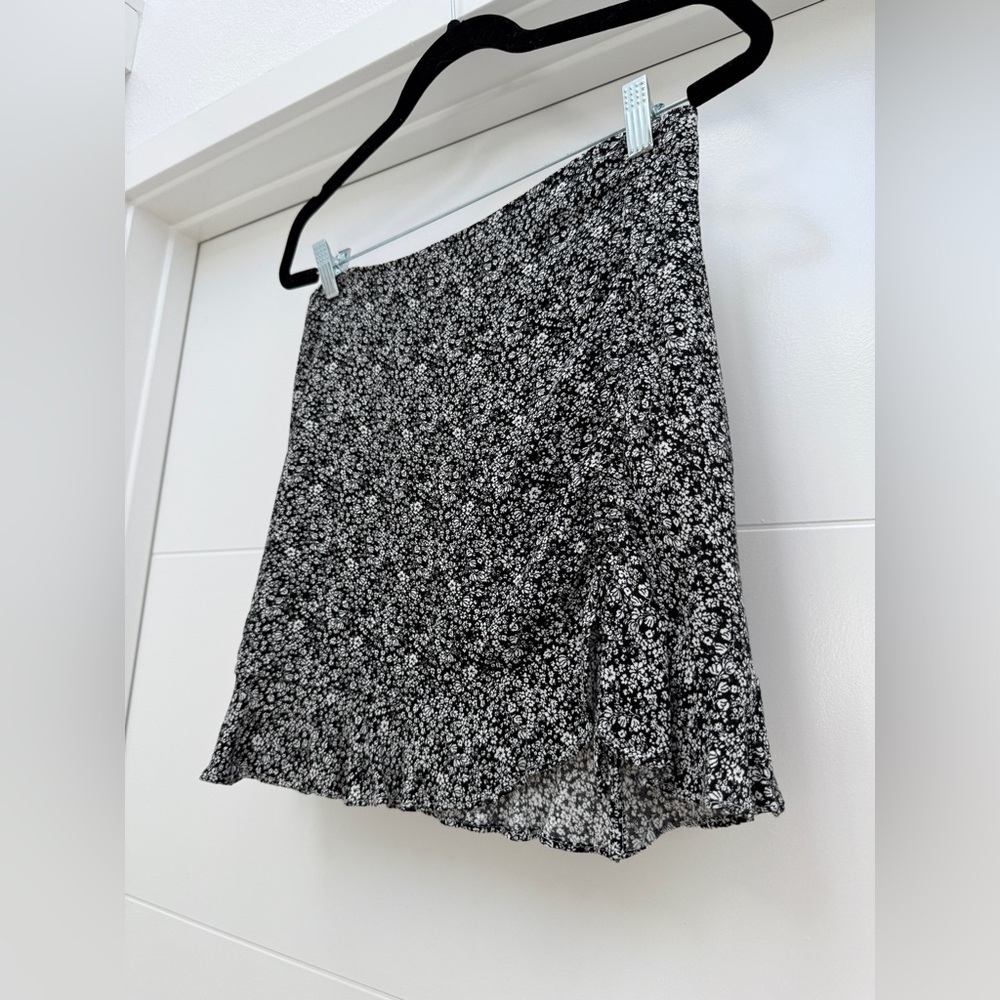 Forever 21 Black & White Floral Mini Skirt Ruffle Hem | Size M - Picture 5 of 9